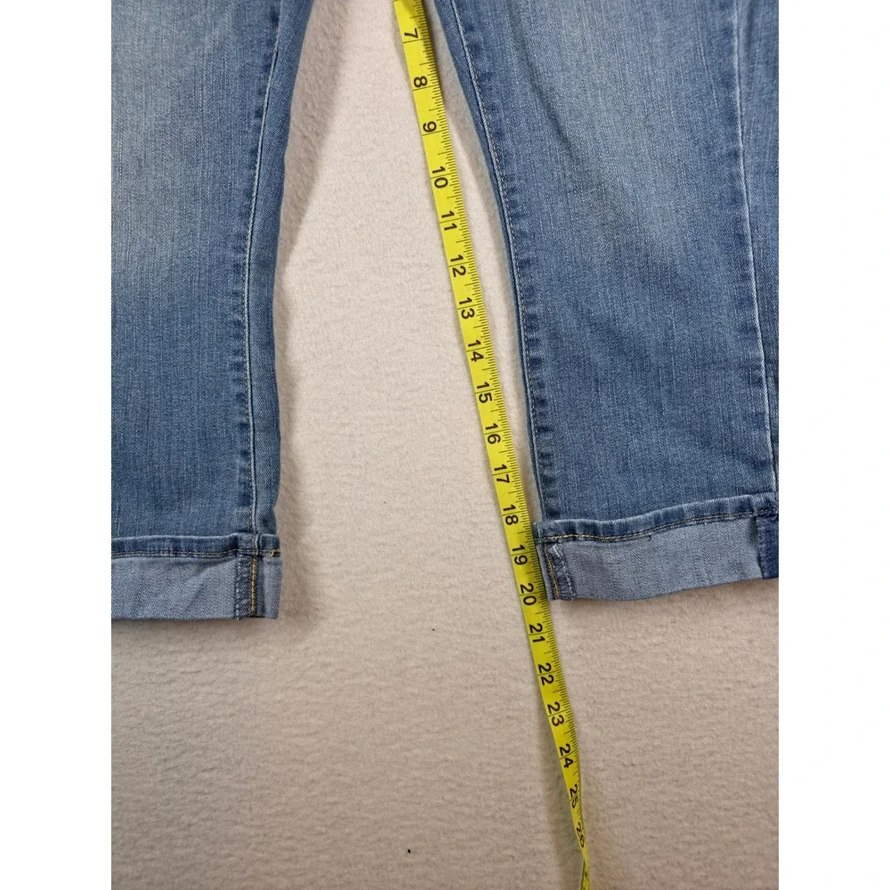 Signature by Levi Strauss Gold Label Mid-Rise Capri Jeans Medium Wash Blue 10